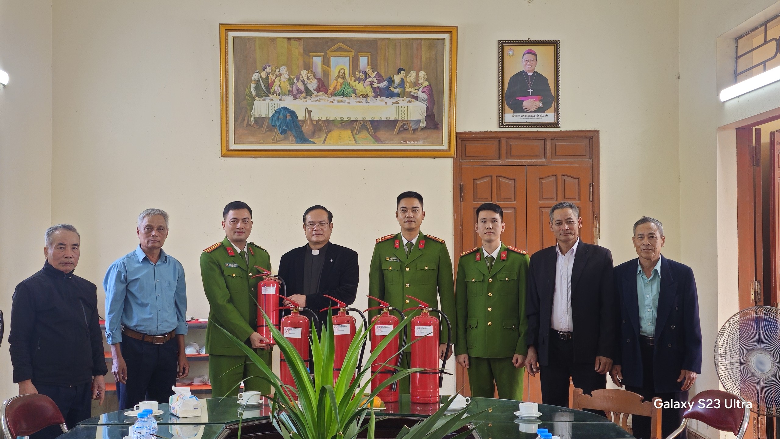 Công an xã Tiên Minh thăm, tặng quà giáo xứ Đông Côn nhân dịp Lễ Giáng sinh năm 2025